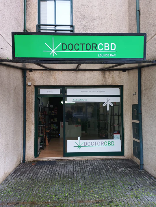 Fachada da loja Doctor CBD no Porto dedicada à revenda de CBD