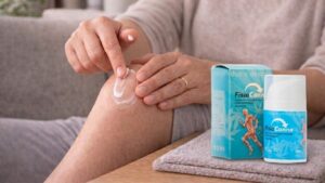 Aplicação de creme de cânhamo CBD para artrite no joelho em ambiente confortável