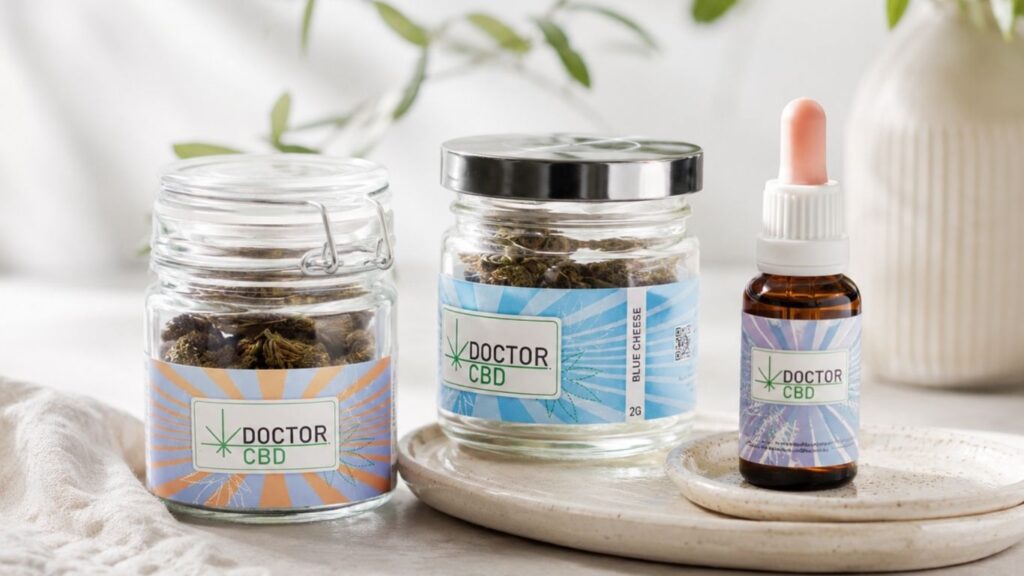 Melhor CBD Portugal: Como Escolher Com Confiança 2 Dois frascos de flores CBD Doctor CBD e um frasco de óleo CBD sobre uma superfície clara com decoração natural.