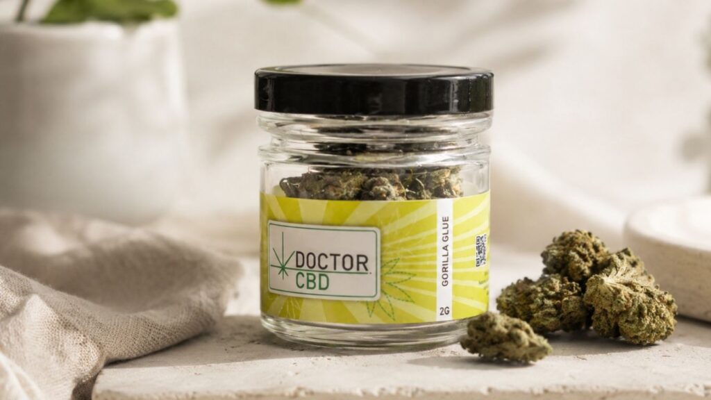 Frasco de flores CBD Doctor CBD Gorilla Glue sobre base clara, com decoração minimalista e flores CBD ao lado.