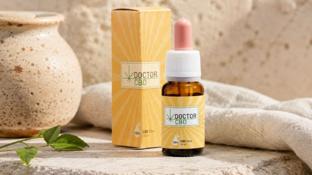 Frasco e embalagem de óleo Doctor CBD 10% sobre superfície de pedra clara, com tecido neutro e vaso cerâmico, numa imagem sobre CBD em Viseu.