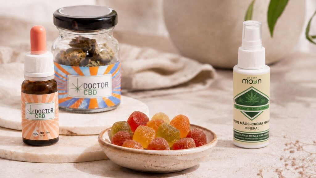 Gummies CBD Portugal: Como Explorar Este Formato De CBD 2 Composição com óleo Doctor CBD, flor CBD, creme e taça com gummies coloridas, numa imagem sobre Gummies CBD Portugal.